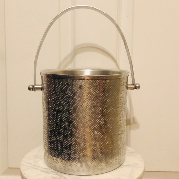 (BUNDLE) Hammered silver tone ice 🧊 bucket with ice crusher - for home bar - Picture 2 of 9